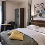 Plaza Hotel 4*